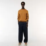 Pantalón de sarga color azul marino, de corte ancho y tiro medio.