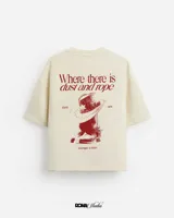 Remera negra de algodón con corte boxy y estampado en el frente y la espalda con la frase "Where there is dust and rope".