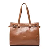Cartera tipo tote de cuero color suela, con diseño de textura granulada, doble asa de hombro y detalle de tira horizontal con hebillas metálicas plateadas. Incluye logo de la marca grabado en el frente.