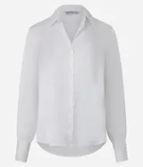 Camisa de satén azul marino, con cuello inglés, manga larga y cierre frontal con botones.