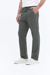 Pantalón de corte regular con diseño de cinco bolsillos, confeccionado en tejido de algodón con elastano. Presenta cierre frontal con botón y cremallera, y cuenta con logo bordado sutil en uno de los bolsillos.