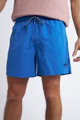 Short de baño color turquesa con cintura elástica y cordón ajustable. Presenta bolsillos laterales y un bolsillo trasero, con el logo de la marca bordado en la parte inferior de la pierna.