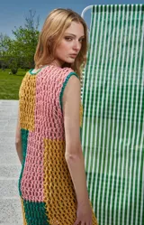 Vestido midi de crochet multicolor con diseño de bloques.