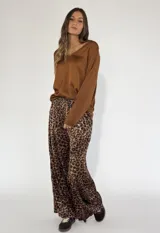 Pantalón de mujer color marrón con estampado animal print de leopardo, de corte holgado y cintura elástica.