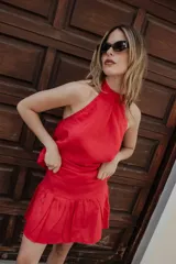 Falda roja corta acampanada de lino, con cintura alta y cierre invisible en la espalda.