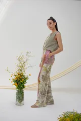 Pantalón de pierna ancha con cintura elastizada y bolsillos laterales.