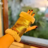 Guantes sin dedos marrones de cuero texturizado, con detalles de piel sintética en los bordes superior e inferior, y cierre con botones a presión metálicos.