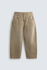 Jeans de hombre, tiro medio, color marrón claro o caqui, con corte relaxed fit y perneras anchas. Presenta cinco bolsillos y costuras laterales giradas hacia el frente.