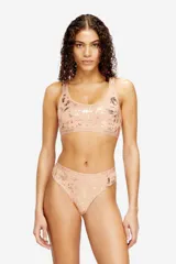 Top bralette Diesel confeccionado en mezcla de algodón, con escote redondo, tirantes anchos y banda elástica con logotipo de la marca. Presenta un estampado laminado con efecto desgastado.