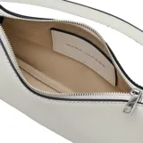 Cartera de hombro Marc Jacobs, modelo The Shoulder Bag, fabricada en cuero premium color blanco, con correa de cadena metálica plateada y detalles colgantes en forma de estrella.