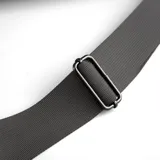 Bandolera negra de poliéster y simil cuero, con diseño ultrafino y ligero. Cuenta con correas reforzadas para uso izquierdo o derecho, bolsillo delantero con velcro, bolsillo trasero antirobo con cierre y espacio para tablets de hasta 7 pulgadas.