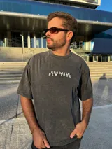 Remera gris nevada de corte holgado con estampado frontal de la frase "Brooklyn New York".