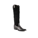 Bota texana alta de cuero negro, con caña de gamuza, taco cuadrado y puntera fina con sutiles pespuntes decorativos.