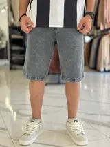 Bermuda de jean de corte baggy y tiro medio, con diseño clásico de cinco bolsillos y lavado claro.