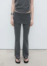 Pantalón de tiro medio con diseño flare y cintura con vuelta elástica. Confeccionado en tejido mezcla de algodón y poliéster.