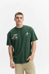 Remera oversize de algodón color bordó, con cuello redondo y estampa frontal con tipografía y diseño gráfico.