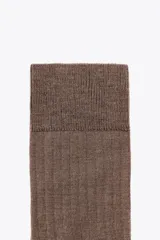 Calcetines altos de tejido rib confeccionados en hilatura con lana, en color marrón.