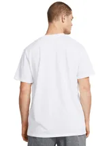 Remera de manga corta Under Armour modelo Heavyweight Armour Label para hombre, de color blanco. Confeccionada en tejido grueso y suave de mezcla de algodón y poliéster, cuenta con cuello acanalado y un pequeño parche con el logo de la marca en el pecho.