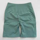 Short deportivo color verde agua, de tiro alto y corte ajustado, con frunce en la parte trasera.