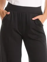 Pantalón wide leg de tiro alto con cintura ancha elástica y bolsillos laterales funcionales. Confeccionado en tejido elastizado de corte recto y pierna ancha.