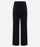 Pantalón de corte recto confeccionado en tejido de punto con cintura elástica. Presenta un diseño básico y versátil de tiro medio.
