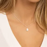 Collar de plata 925 con cadena de 45 cm y dije de piedra lunar en forma de lágrima.