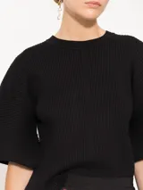 Sweater negro de tejido de punto acanalado, con mangas 3/4 amplias y corte holgado.