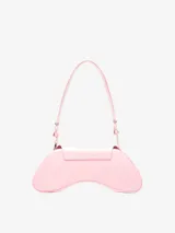 Bandolera de diseño curvo y estructura rígida, con acabado brillante tipo charol y logo ovalado metálico en el centro. Cuenta con una correa de hombro ajustable y cierre superior.