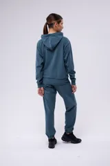 Pantalón de jogging azul con bolsillos laterales y cordón ajustable en la cintura.