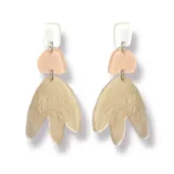 Par de aros colgantes con tres piezas geométricas de diferentes colores: blanco, rosa y dorado.