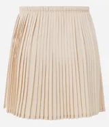 Short pollera deportivo de microfibra color beige, con diseño plisado y cintura elastizada con cordón regulable.