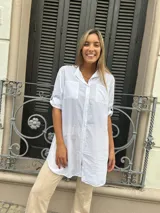 Camisa o sobrecamisa blanca de fibrana con dos bolsillos en el pecho y mangas 3/4 con trabilla.