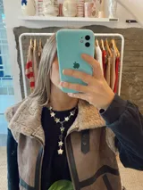 Gargantilla plateada con dije de estrellas colgantes.