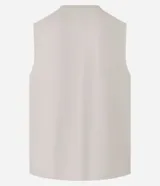 Musculosa básica de hombre, color blanco, con cuello redondo, sin mangas y pequeña etiqueta aplicada en el bajo.