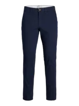Pantalón chino de corte slim y tiro medio, color azul marino, con cierre de cremallera y botón frontal. Confeccionado en tejido de algodón con elastano.