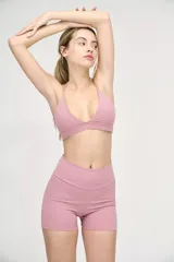 Top deportivo rosado con escote bajo y cintura con elástico de 3cm.