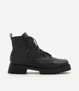 Bota tipo coturno de cuero negro, con puntera cuadrada, cierre de cordones y suela track con taco de 4,5 cm.