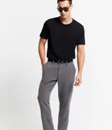 Pantalón slim cropped de sastrería color azul marino, con cintura con trabillas, bolsillos delanteros y traseros.