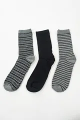 Pack de tres pares de medias de caña media. Un par negro liso y dos pares a rayas horizontales grises y negras.