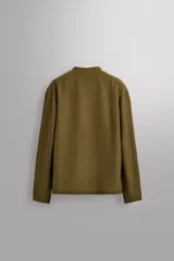 Sudadera de ajuste regular, color verde oliva, con cuello redondo y manga larga. Presenta una textura irregular en el tejido, similar al borreguito o bouclé.