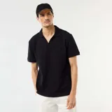 Remera de manga corta con cuello polo y escote en V, confeccionada en tejido con textura de nido de abeja.
