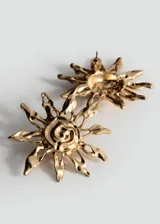 Aros de diseño en forma de sol con acabado metálico dorado y textura irregular.