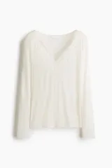 Remera de manga larga de punto acanalado color blanco, con ajuste entallado y escote en V ribeteado con encaje.