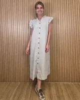 Vestido midi verde militar de rayas verticales blancas, con cuello alto con volados, mangas cortas con volados y cierre frontal completo de botones.
