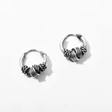 Par de aros argolla de plata 925 con diseño de tres nudos texturizados.