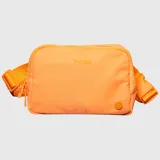 Riñonera de diseño minimalista en color naranja vibrante, con cierre principal y correa ajustable con hebilla plástica. Presenta el logo de la marca grabado en el frente y un detalle circular decorativo en la esquina inferior.