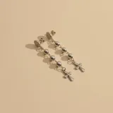 Caravanas colgantes de plata 925 con diseño tipo rosario, que incluyen una medalla de la Virgen Milagrosa en el tope y un dije de cruz en el extremo, unidos por una cadena con esferas metálicas.