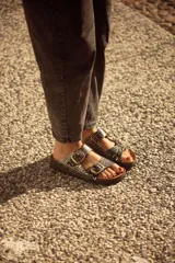 Sandalias de cuero con estampado animal print, dos hebillas ajustables y plantilla de cuero.