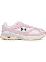 Championes Under Armour modelo UA Hovr Apparition, en color blanco y rosado, con diseño retro inspirado en el running. Incorporan amortiguación UA HOVR, superposiciones de gamuza y suela de goma.