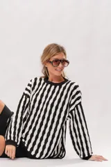 Buzo tejido de algodón con rayas verticales blancas y negras, de corte oversize.